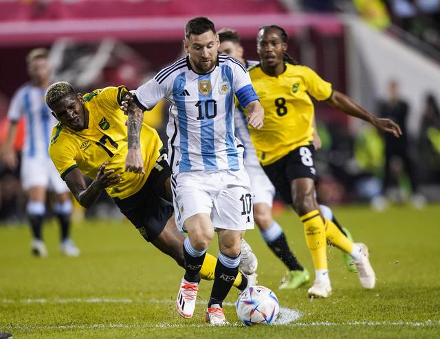 Bij het optreden van Messi rennen fans drie keer het stadion binnen om handtekeningen te vragen